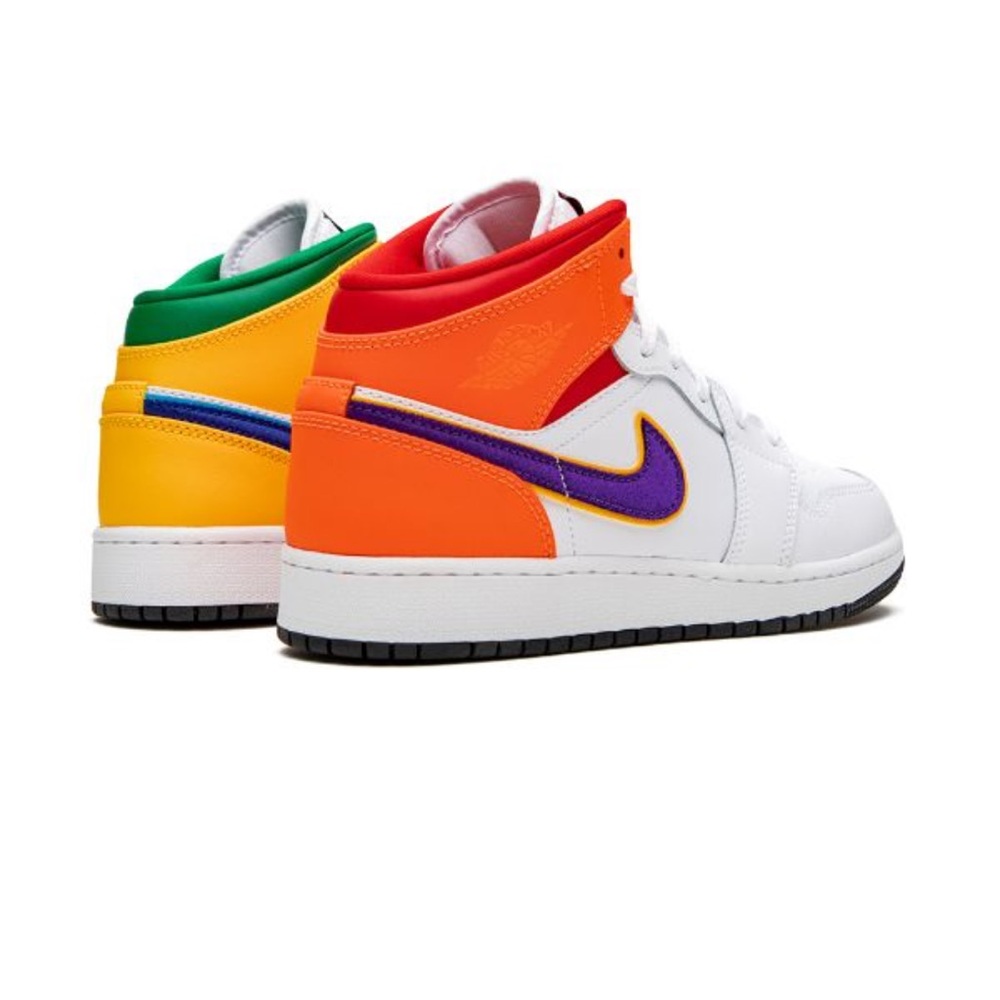 Air Jordan 1 Mid Sneakers “Three Peat”
Youth 6.5